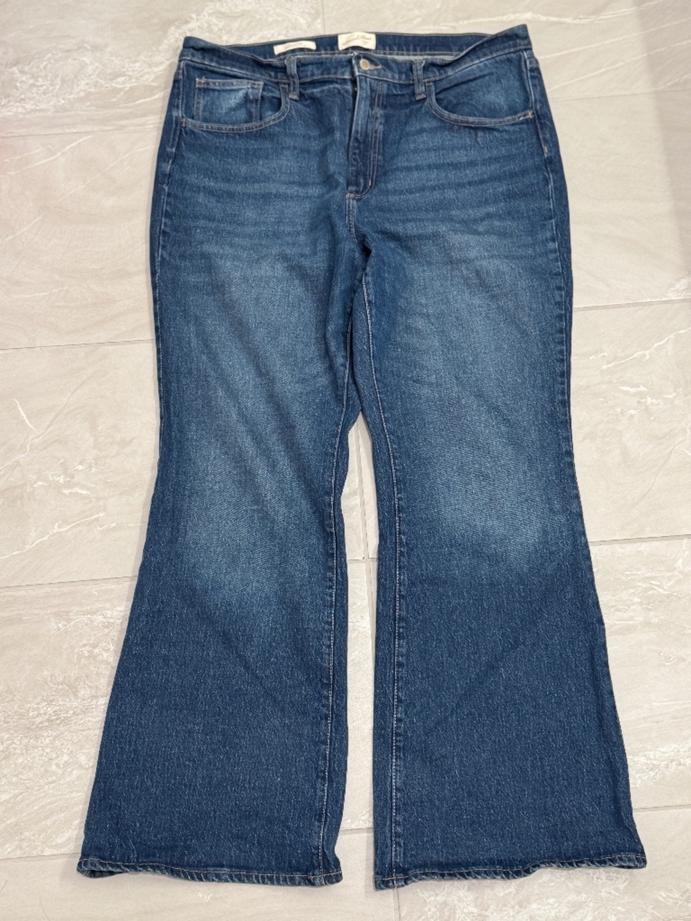 Universal Thread Women’s High Rise Flare Jeans Dark Wash Stretch Denim